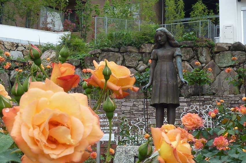 Sculpture,-Statue-of-Anne-frank